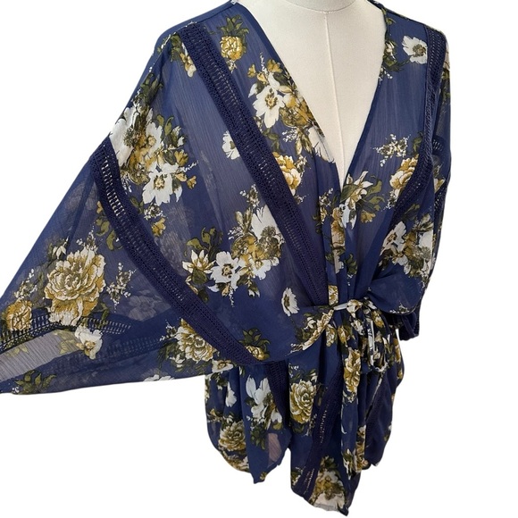 Women's 1X Blue Floral Crochet Lace Kimono Tie Wrap Sheer Plus Relaxed Blouse - Picture 3 of 4